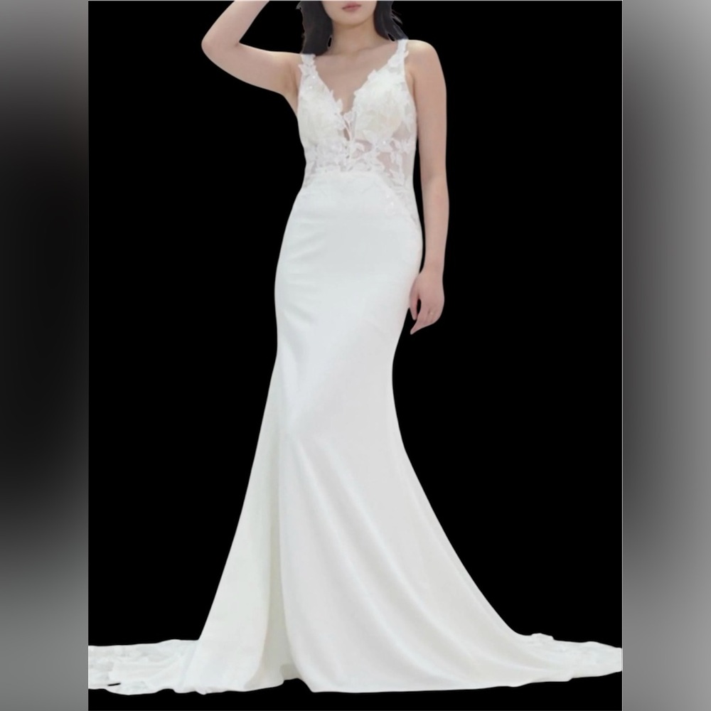 Sleeveless wedding dress. Fit-and-flare/ mermaid lace bodice, train. Ivory 5 NWT